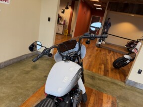 2021 Harley-Davidson® Street Bob® 122 Stone Washed White Pearl thumb 1