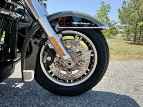 2021 Harley-Davidson® Tri Glide® Ultra FLHTCUTG thumb 0