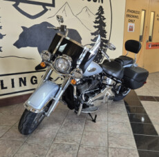 2023 Harley-Davidson® Heritage Classic Atlas Silver Metallic thumb 1