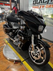 2025 Harley-Davidson® Street Glide™ Ultra VIVID BLACK W/ PINSTRIPE thumb 1