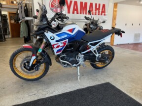 2024 BMW Motorrad F 900 GS Light White / Racing Blue / Racing Red thumb 2