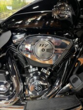 2025 Harley-Davidson® Street Glide™ Ultra VIVID BLACK W/ PINSTRIPE thumb 2