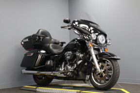2018 Harley-Davidson® Electra Glide® Ultra Classic® FLHTCU thumb 3