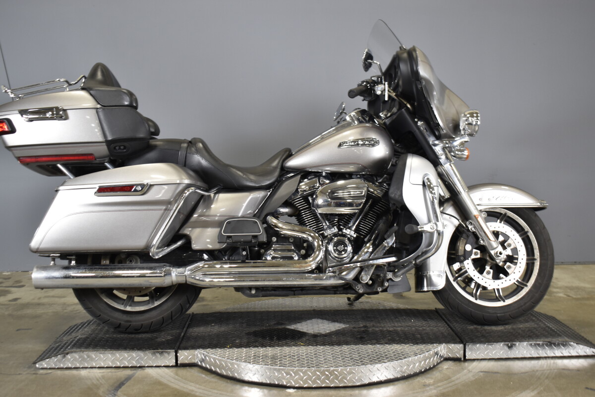 2017 Harley-Davidson® Electra Glide® Ultra Classic® Billet Silver