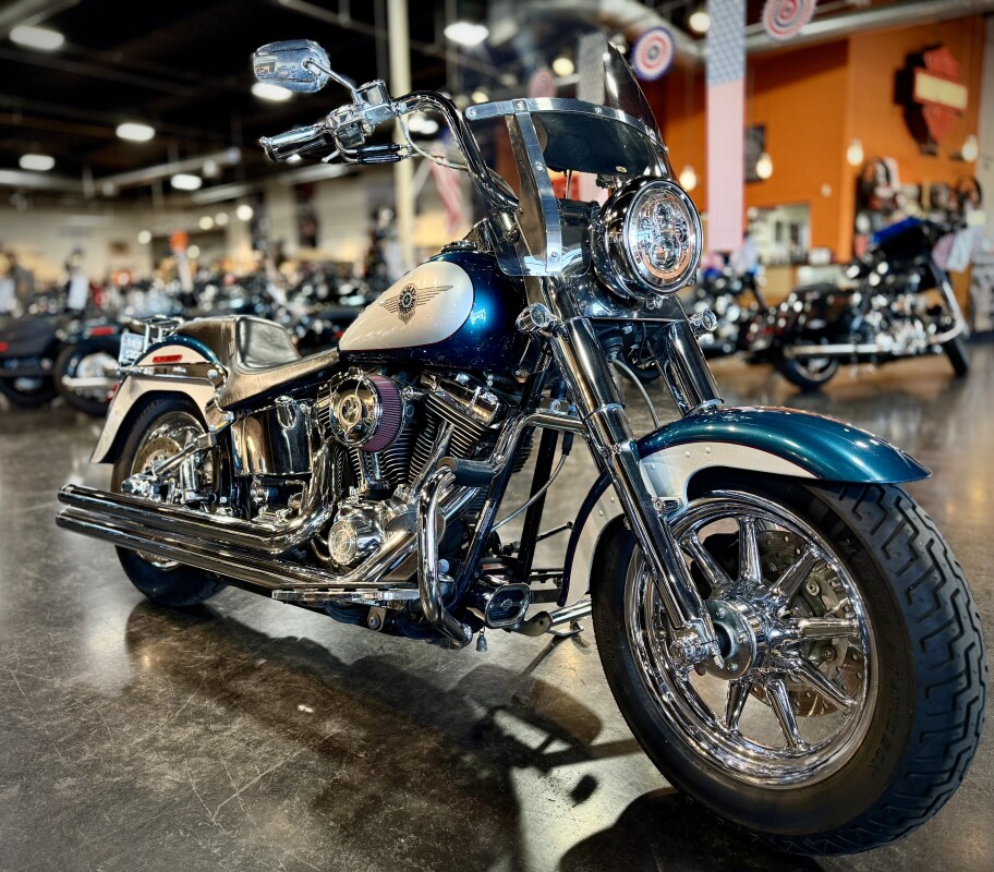 2006 Harley-Davidson® Heritage Softail® Classic Vivid Black 2006 Harley-Davidson® Heritage Softail® Classic Vivid Black