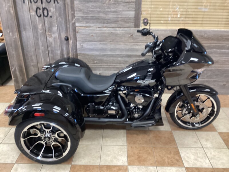 2026 Harley-Davidson® Road Glide 3 Vivid Black