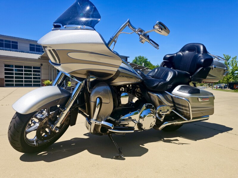 2016 Harley-Davidson® CVO™ Road Glide® Ultra Stardust Silver/Palladium Silver