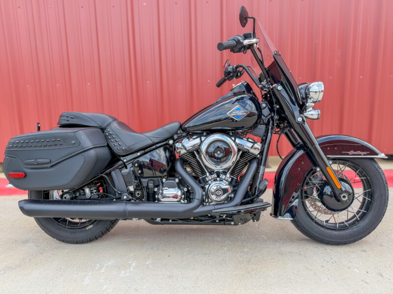 2025 Harley-Davidson® Heritage Classic Vivid Black w/Denim Bags