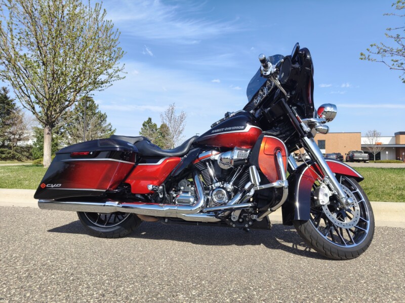 2021 Harley-Davidson® CVO™ Street Glide® Sunset Orange Fade & Sunset Black