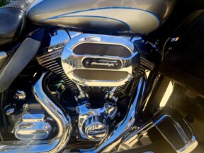 2016 Harley-Davidson® CVO™ Road Glide® Ultra Stardust Silver/Palladium Silver thumb 2