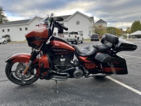 2017 Harley-Davidson® CVO™ Street Glide® FLHXSE thumb 1