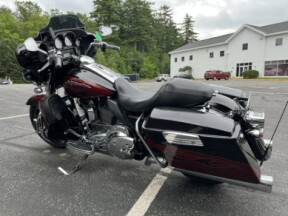 2011 Harley-Davidson® CVO™ Ultra Classic® Electra Glide® FLHTCUSE8 thumb 1