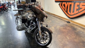 2021 Harley-Davidson® Street Glide® thumb 2