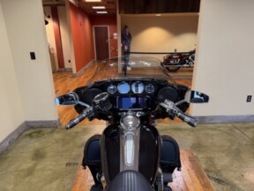2022 Harley-Davidson® CVO™ Tri Glide® Dante’s Red Fade thumb 1