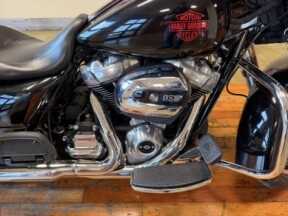 2019 Harley-Davidson® Electra Glide® Standard Vivid Black thumb 2