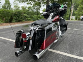 2011 Harley-Davidson® CVO™ Ultra Classic® Electra Glide® FLHTCUSE8 thumb 0