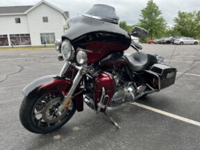 2011 Harley-Davidson® CVO™ Ultra Classic® Electra Glide® FLHTCUSE8 thumb 2