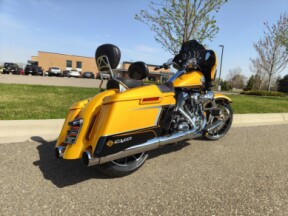 2022 Harley-Davidson® CVO™ Street Glide® Hightail Yellow Pearl thumb 3