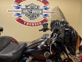 2022 Harley-Davidson® CVO™ Tri Glide® Dante’s Red Fade thumb 3