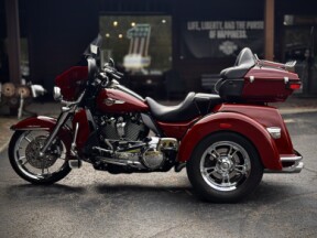 2024 Harley-Davidson® Tri Glide® Ultra Red Rock / Vivid Black thumb 3