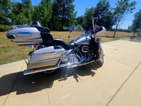 2016 Harley-Davidson® CVO™ Road Glide® Ultra Stardust Silver/Palladium Silver thumb 3