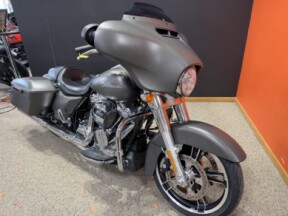 2018 Harley-Davidson® Street Glide® INDSTRL GRY DNM thumb 3