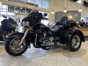 2018 Harley-Davidson® Tri Glide® Ultra FLHTCUTG thumb 2