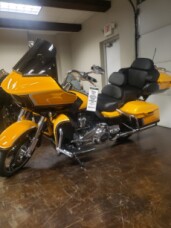 2022 Harley-Davidson® CVO™ Road Glide® Limited Hightail Yellow Pearl thumb 3