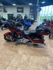  2017 Harley-Davidson® CVO™ Limited thumb 3