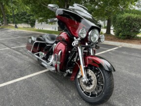 2011 Harley-Davidson® CVO™ Ultra Classic® Electra Glide® FLHTCUSE8 thumb 3