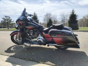 2021 Harley-Davidson® CVO™ Street Glide® Sunset Orange Fade & Sunset Black thumb 3