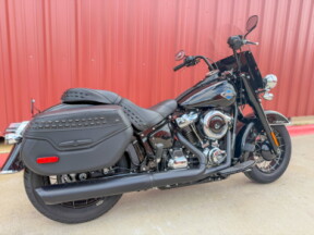 2025 Harley-Davidson® Heritage Classic Vivid Black w/Denim Bags thumb 2