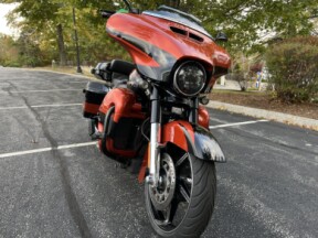 2017 Harley-Davidson® CVO™ Street Glide® FLHXSE thumb 2