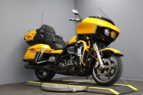 2022 Harley-Davidson® CVO™ Road Glide® Limited FLTRKSE thumb 3
