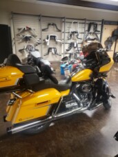 2022 Harley-Davidson® CVO™ Road Glide® Limited Hightail Yellow Pearl thumb 2