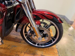 2022 Harley-Davidson® CVO™ Tri Glide® Dante’s Red Fade thumb 0