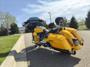 2022 Harley-Davidson® CVO™ Street Glide® Hightail Yellow Pearl thumb 2