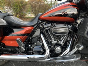 2017 Harley-Davidson® CVO™ Street Glide® FLHXSE thumb 3
