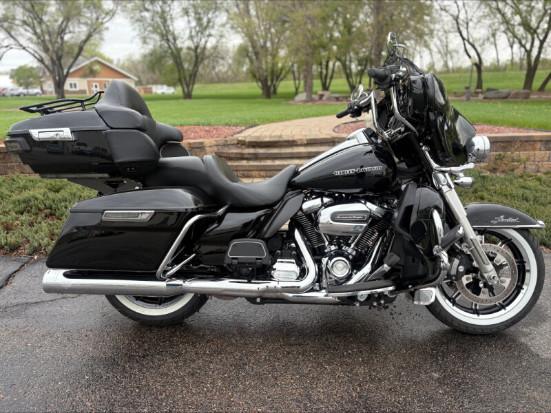2018 Harley-Davidson® Ultra Limited Vivid Black
