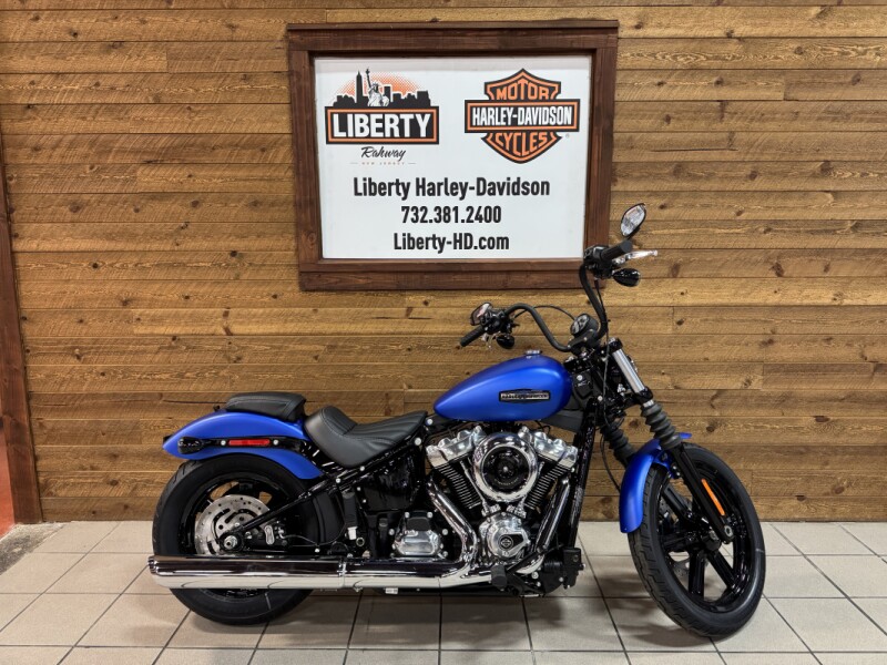 2026 Harley-Davidson® Street Bob® Aurora Blue Denim Chrome Cast Wheels  FXBB