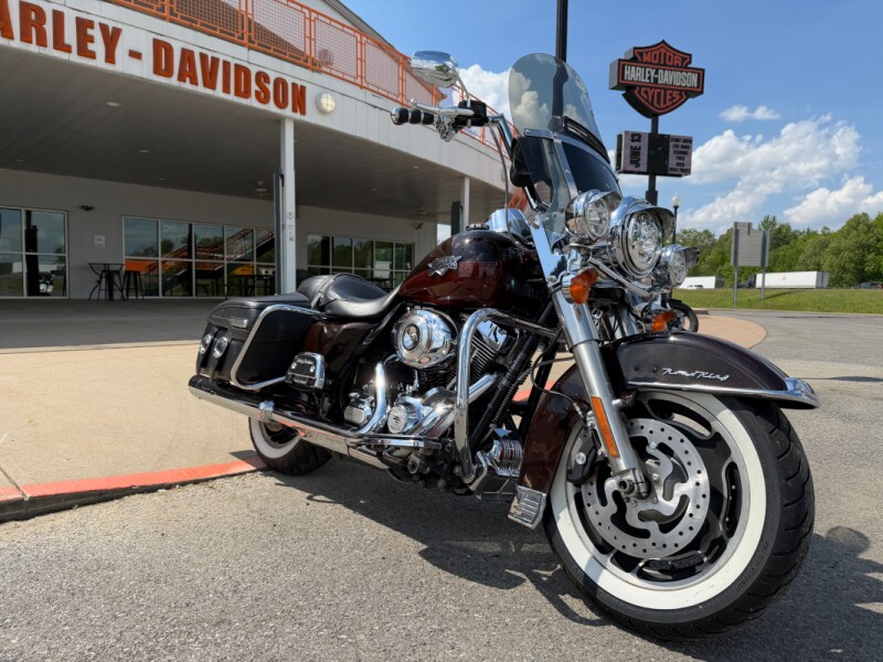 2011 Harley-Davidson® Road King® Classic Dark Candy Root Beer/Light Candy Root Beer