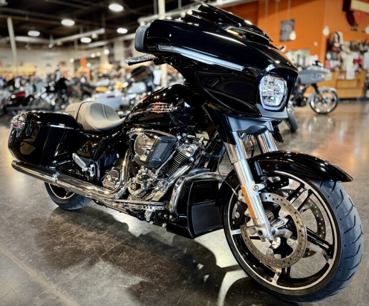 2026 Harley-Davidson® Street Glide® Vivid Black Chrome Trim