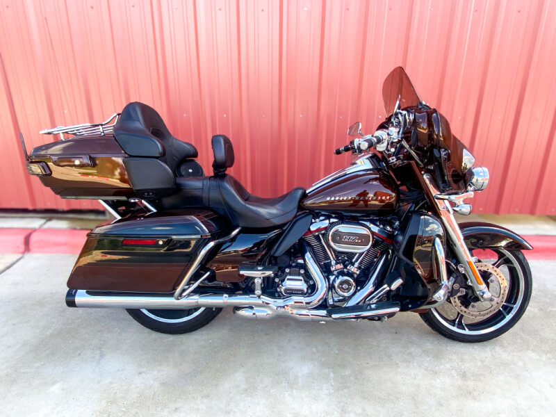 2019 Harley-Davidson<sup>®</sup> CVO<sup>™</sup> Limited Auburn Sunglo & Black Hole with Rich Bourbo