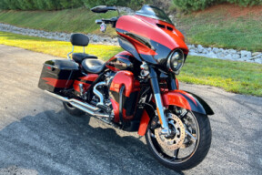 2017 Harley-Davidson® CVO™ Street Glide® FLHXSE thumb 1