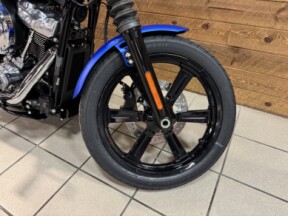 2026 Harley-Davidson® Street Bob® Aurora Blue Denim Chrome Cast Wheels  FXBB thumb 1