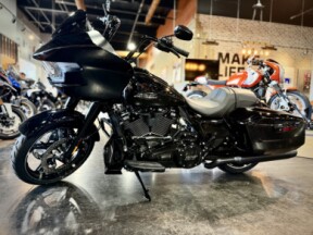 2026 Harley-Davidson® Road Glide® Vivid Black Black Trim thumb 2