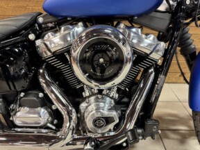 2026 Harley-Davidson® Street Bob® Aurora Blue Denim Chrome Cast Wheels  FXBB thumb 2