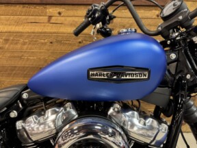 2026 Harley-Davidson® Street Bob® Aurora Blue Denim Chrome Cast Wheels  FXBB thumb 3