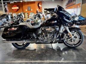 2026 Harley-Davidson® Street Glide® Vivid Black Chrome Trim thumb 3