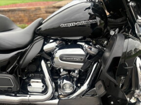 2018 Harley-Davidson® Ultra Limited Vivid Black thumb 2
